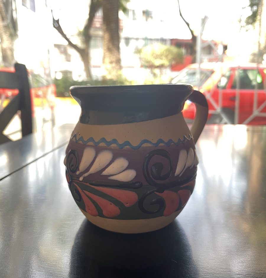 Café servido en una taza de cerámica mexicana del restaurante