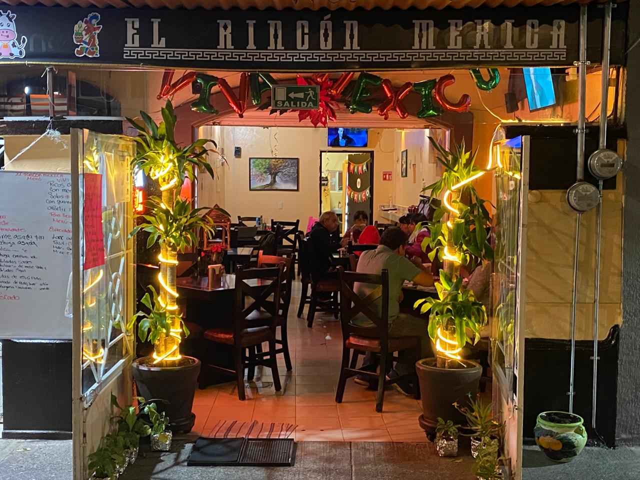 Entrada de El Rincón Mexica, con sus mesas y decoración mexicana